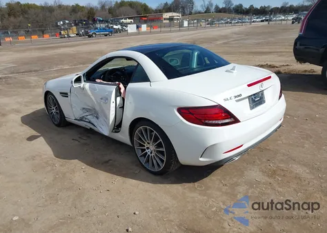 2017 Mercedes-Benz Slc 300 z USA, uszkodzony, nr VIN WDDPK3JA9HF128298